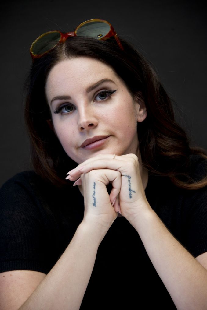 Lana Del Rey su profesionaliu makiažu
